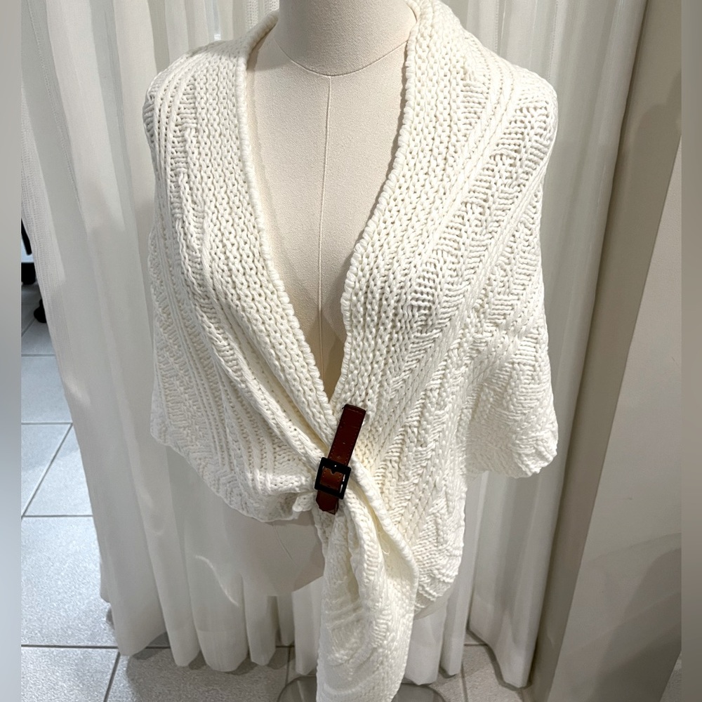Shawl  cream colour  
One size very with a brown buckle.
NWT